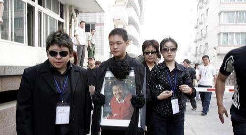 父亲去世半个娱乐圈到场，张一山每年陪其扫墓，今25岁比父亲牛