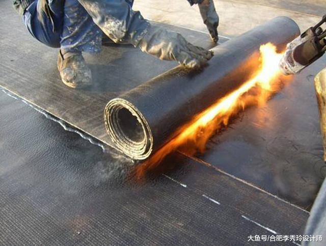 顶楼防水重做，师傅铺sbs防水卷材不要胶粘用火烤着铺，效果更好！