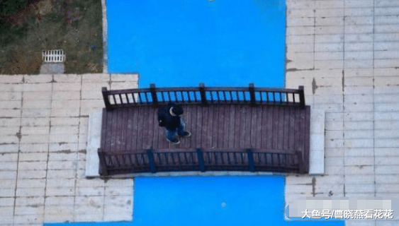 湖南一楼盘人工湖竟是画出来的，网友调侃：业主们都会轻功水上飘