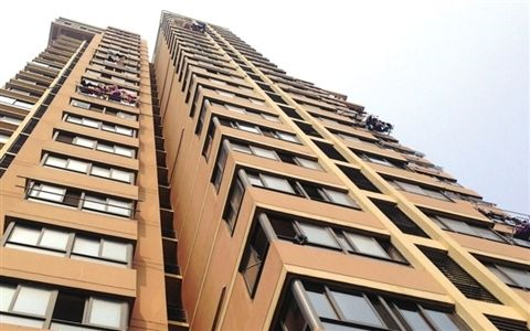 高层住户晾衣晒被特麻烦！跟上海小姑学一“笨招”，邻居纷纷点赞