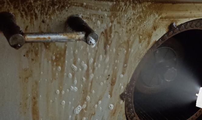 油烟机油腻腻千万别用热水擦，30年老保姆支一“奇招”，3秒干净如新