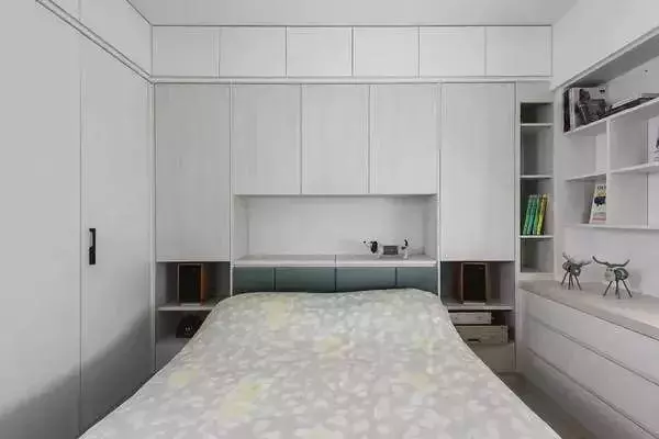 现在小户型卧室流行这样装修，功能完备，储物空间又多！