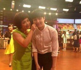 35岁才出道演戏，被观众称为皇后专业户，32年感情无绯闻！