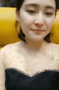 爆笑GIF图：这样穿连体裤个性十足，但是真的方便吗