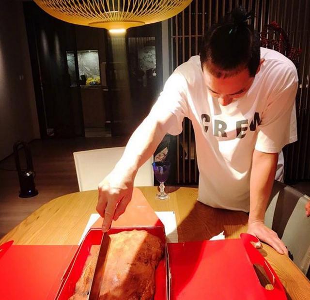 参观陈小春一家住的房子，在香港有这么大的阳台，属于顶级豪宅了