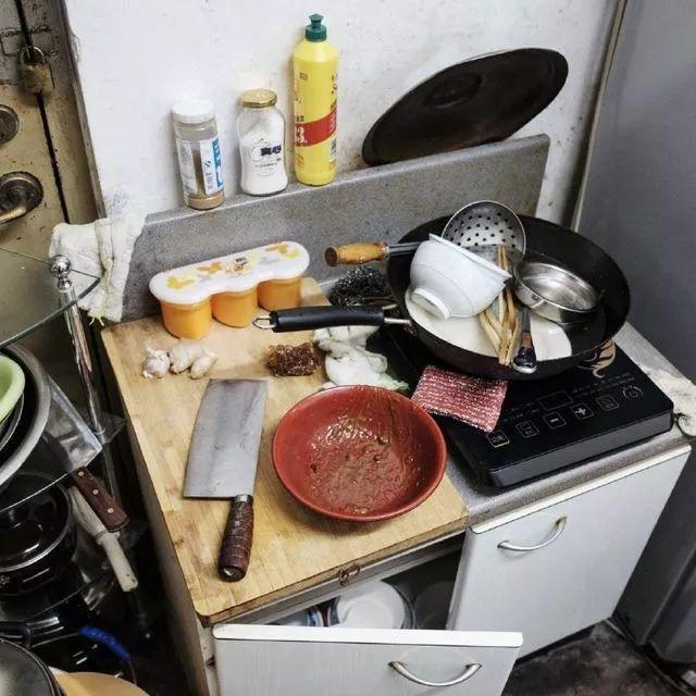 大都市中的辛酸，没见过这些居住空间，千万别再提自己生活中的苦