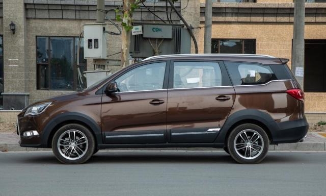 这货比宝骏730还大一圈，舒适性堪比奔驰，关键是不足7万