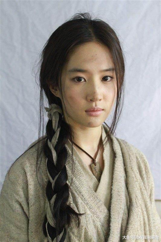 刘亦菲扮乞丐眼神好无辜，江一燕的乞丐造型估计没人能超越了