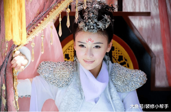 参观袁姗姗现实的豪宅，客厅落地窗超大，卫生间化妆品真多