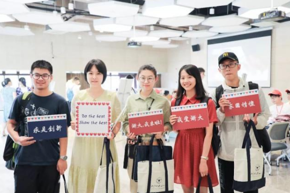 浙江大学新生典礼，发言家长背景“不简单”，网友质疑：坑儿子？