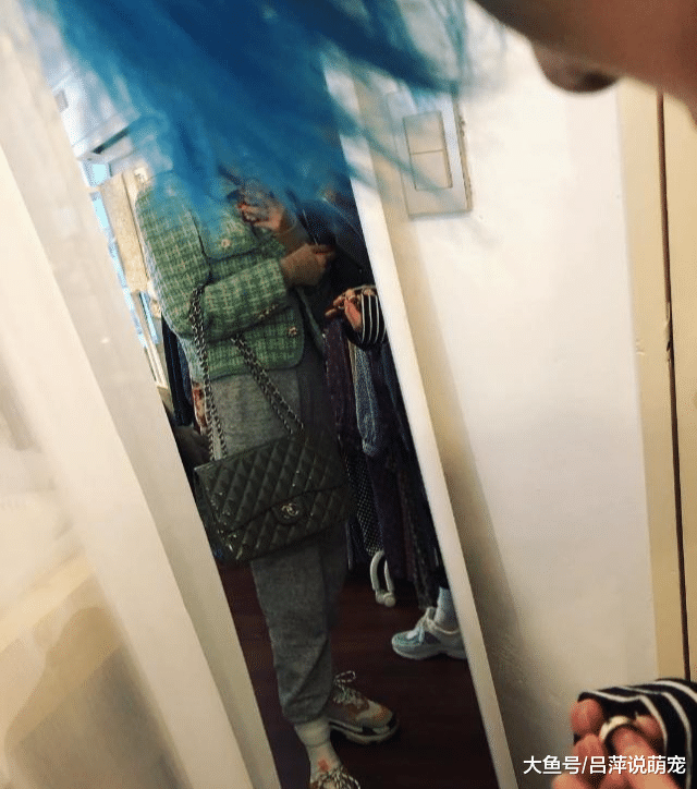 金泫雅幸福依偎在男友怀里，镜子里的戒指亮了？网友：要求婚吗？