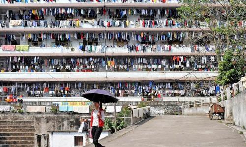 工厂打工妹月薪6000却坚决辞职，她哭诉道：千万别去包吃住的工厂