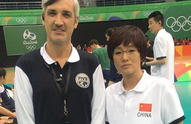 巩俐与女排队员合影站C位，因中国国籍引争议，惠若琪被打马赛克