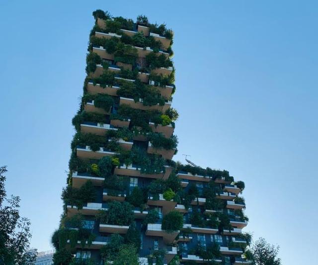 世界第一对“绿色公寓”，种植5000株灌木，被誉为“垂直森林”