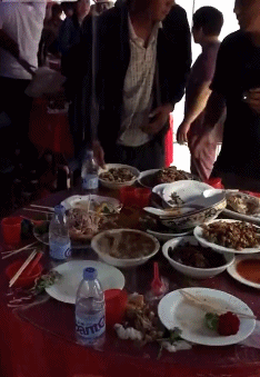 爆笑GIF：要打篮球你就正儿八经的打，你拉倒篮架干啥？