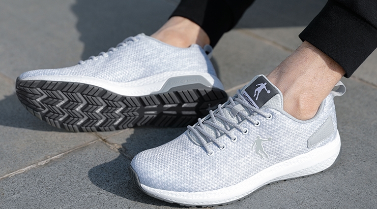 中国最悲哀的“跑鞋之王”，国内三折都无人问津，国外却抢破头