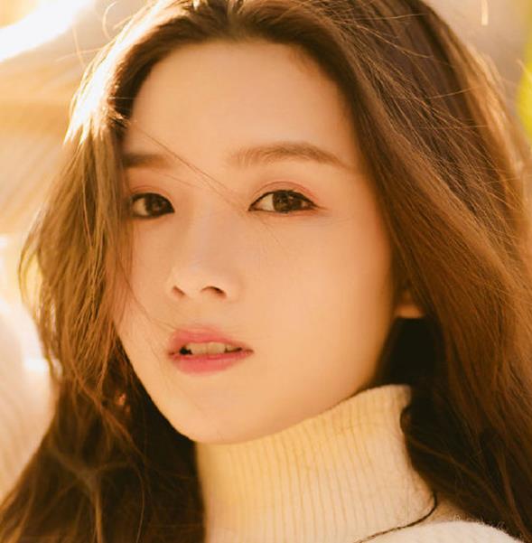 长发飘飘的小姐姐，青春靓丽，温婉可人