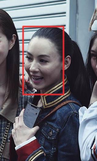 笑起来脸上有些僵硬,而且不知道是光线还是照片过于锐利,张柏芝的脸