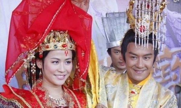 聪明的王宝钏早有安排，让贴身丫鬟寻找薛平贵，带他从侧门进院