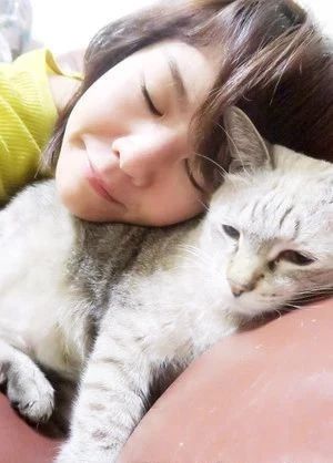 和临终猫咪约定“当我小孩”，孩子出生后她瞬间落泪！