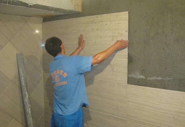 新房入住不到一年瓷砖啪啪往下掉？老师傅：没做好这4点惹的祸