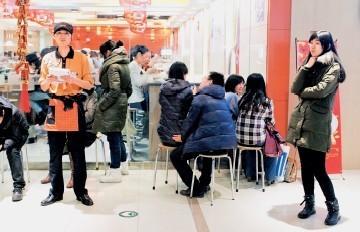 房东见租客生意火爆，房租从5千涨到1万，租客搬走后，房东绝望了