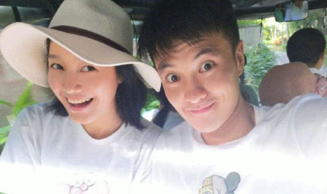 周一围携妻女到三亚度假，朱丹多次给丈夫捏肩，女儿婴儿肥好可爱