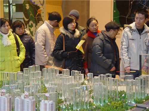 房价跌20%，炒房客割肉离场，被套牢的炒房客坐地上哭