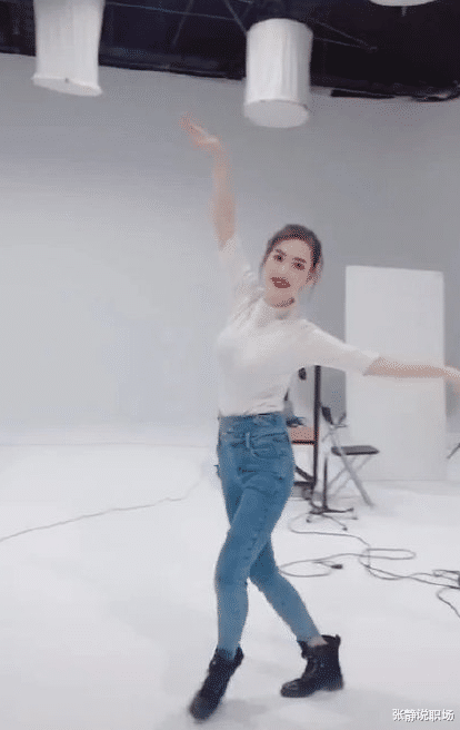 出道了？马蓉现身摄影棚拍写真，穿紧身牛仔裤身材好到爆