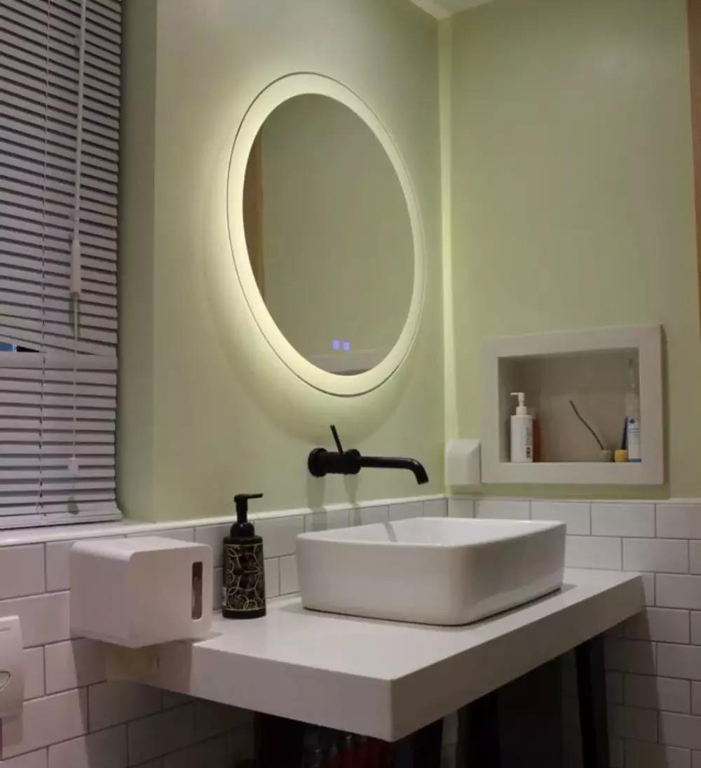 卫生间的面积不大，可以在洗手台边上做个壁龛来收纳