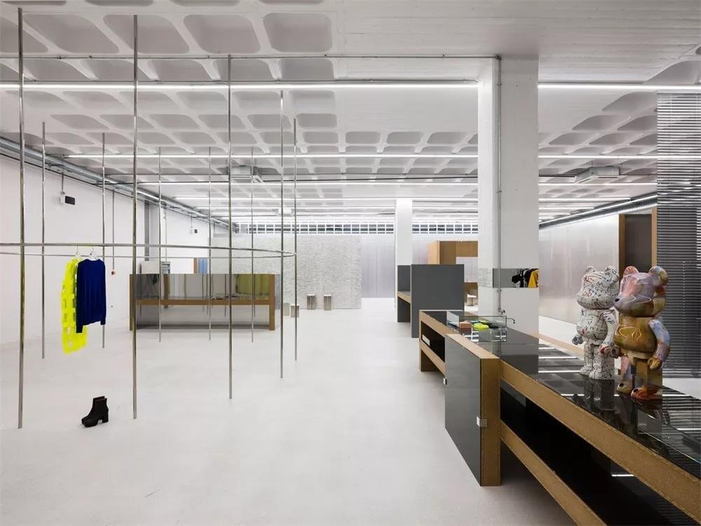 代表着时尚前卫的服装概念店，还能看得出是旧仓库改造的吗？