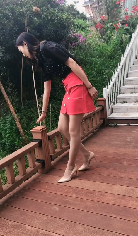 少妇独有的气质很吸引人，三十岁以下的女生应该都没有