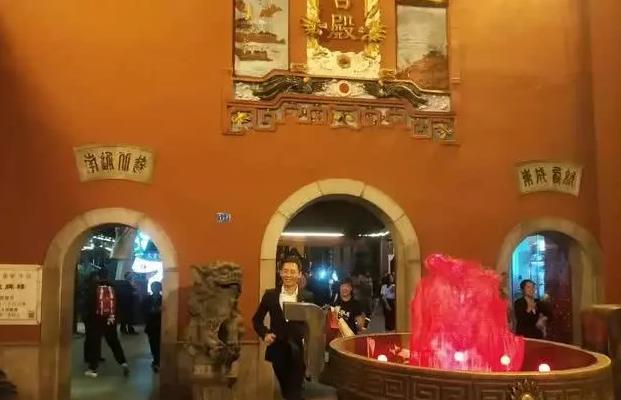 胡歌、吴京现身长沙火宫殿，4人私下约饭，连上公厕也被围观