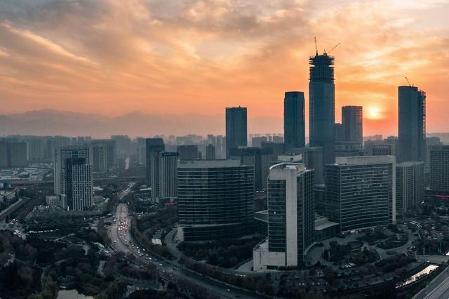 老百姓痛恨高房價，為什么房價高的時候樓市反而熱鬧呢？