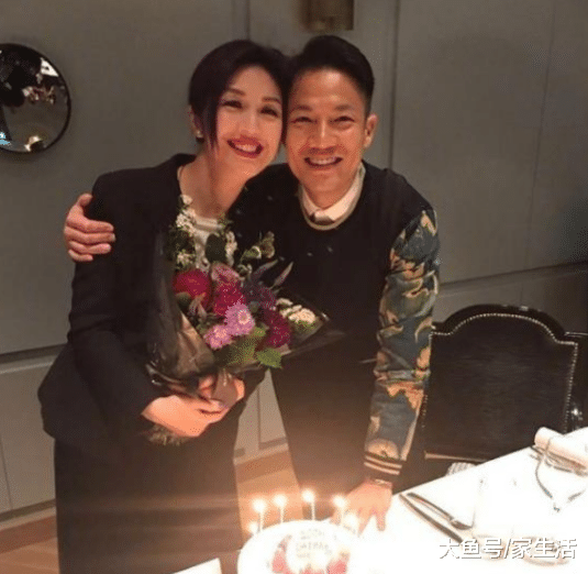 参观杨千嬅在香港的家，家里腾出一个房间放奖状，获奖也太多了吧