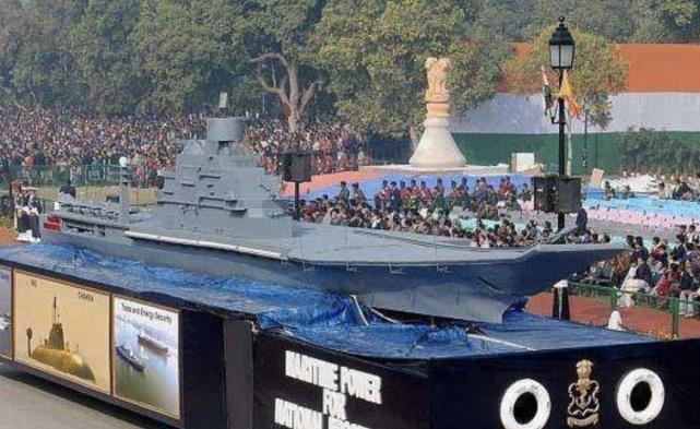 世界上最“离谱”的阅兵式，武器不够用模型来代替，还引以为豪！