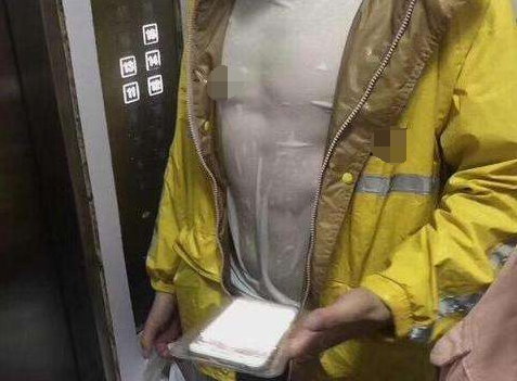 小伙一个月送了1500单外卖，拿到工资条，妻子气哭了