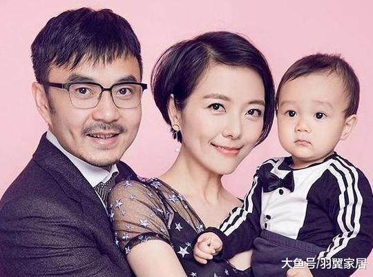 一起參觀汪涵住的豪宅，家里擺滿了實木家具，一家人還經常旅游