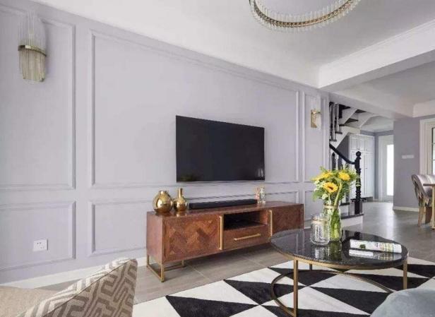 电视墙嫌铺大理石太老气？不如试着拉条石膏线，效果绝对好看不少