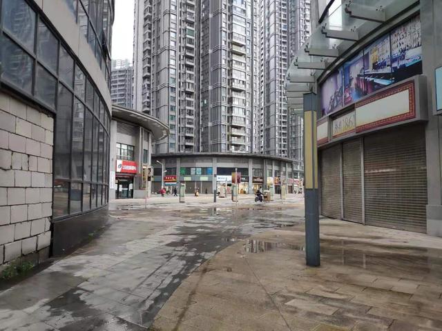 江汉路一大型商业陷尴尬境地，大量商铺空置