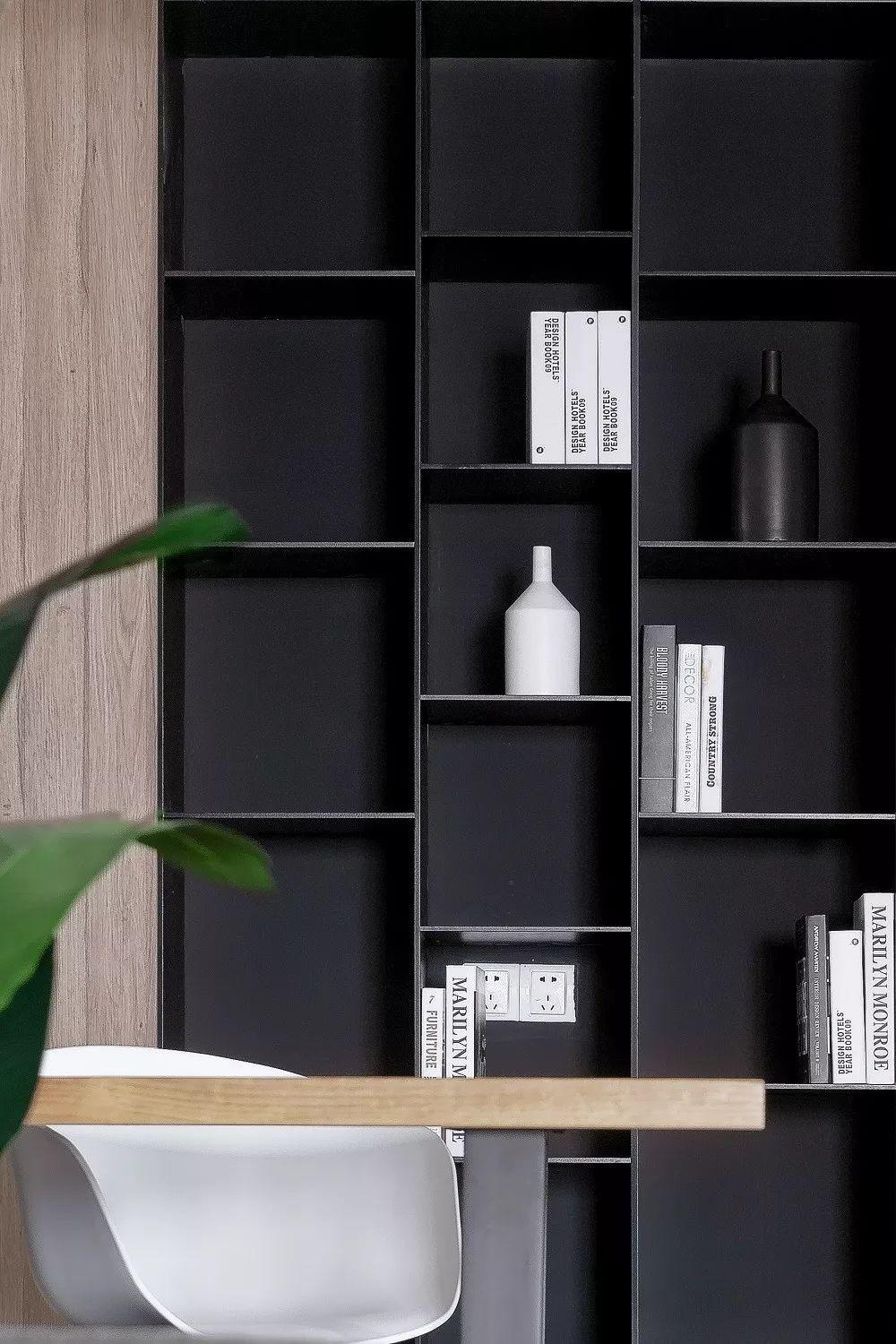 124㎡現代低奢，黑色書架做電視墻，裝出莊重與高檔