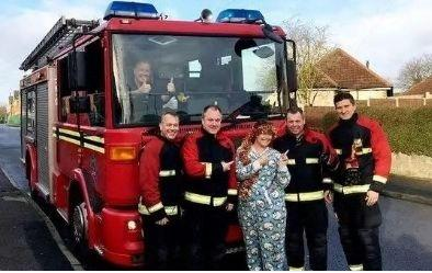 天花板竟然出现了一条腿，男子第一时间不是报警而是淡定拿出相机