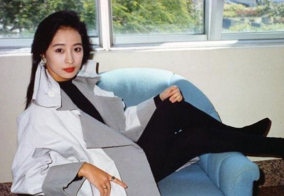 18岁出道，与梁朝伟相恋被抛弃，嫁豪门14年无子，53岁胜似少女！