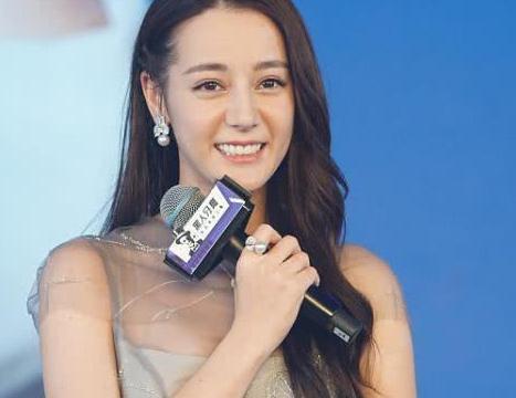 热巴以后的老公太有福气了，从来不露事业线的她这次敢这样穿！