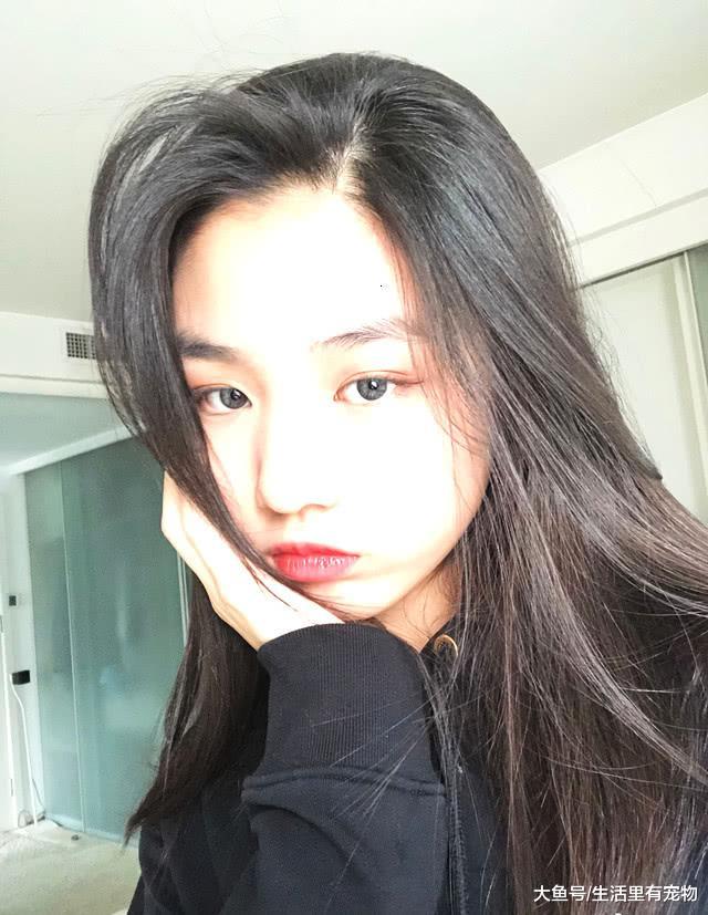 14岁少女浓妆艳抹, 根本不像个学生的样子, 网友们却频频称赞她!