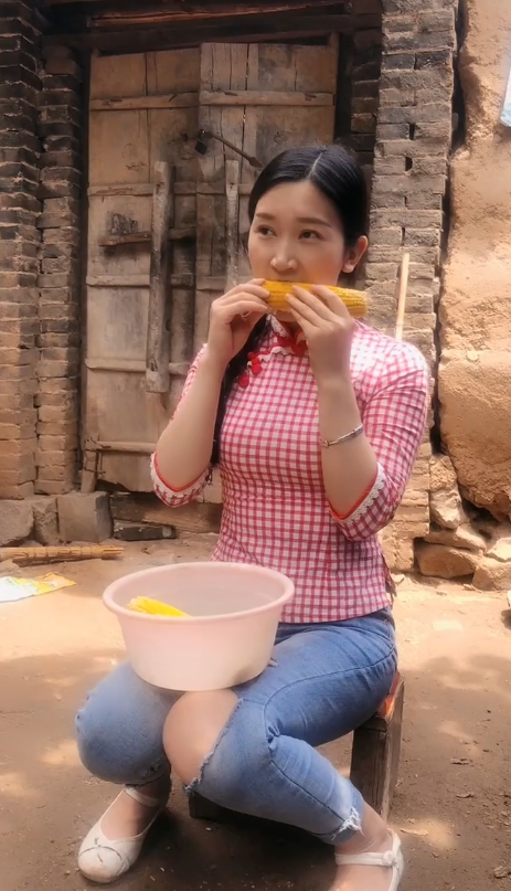 农村美女就是质朴，一根玉米就能满足