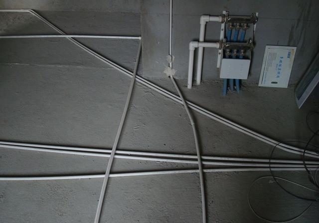 房子装修做水电，师傅却这样铺管，我看到后立马叫停