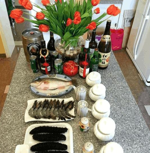 带你看看巩汉林住的豪宅，在家都吃海鲜，看完餐桌才知食物丰富