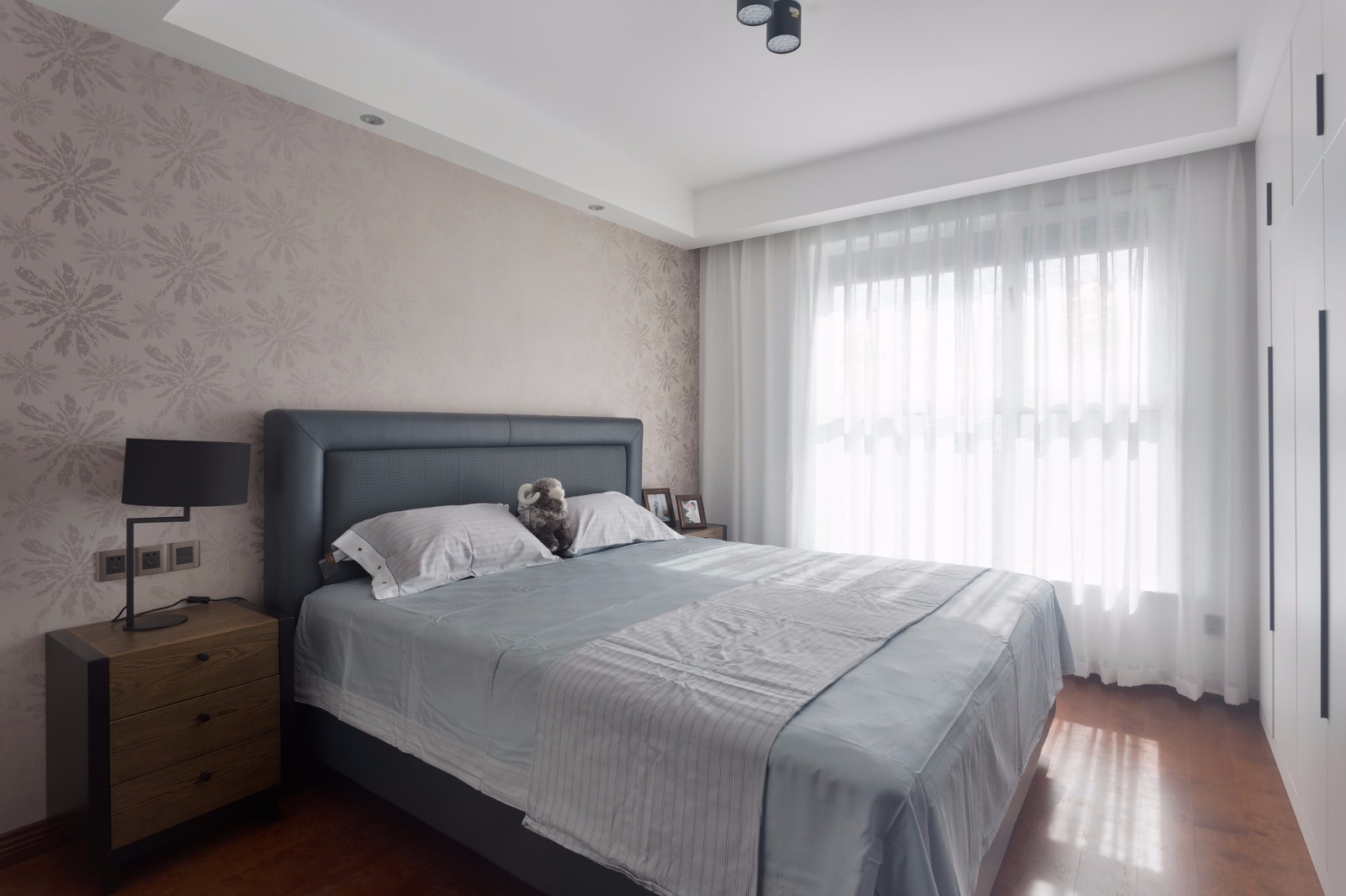 大气的现代风装修，厨房的墙砖还真是漂亮呢！