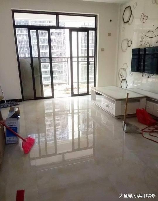 参观表姐家的新房，厕所竟带落地窗，越看越尴尬，硬是忍住没上！